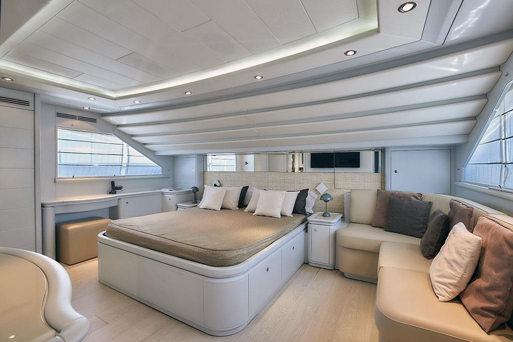 2005 CUSTOM LINE 112' 